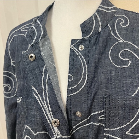 CHICOS LONG SLEEVE BOTTOM SHIRT OR JACKET SIZE 2. - Picture 6 of 16